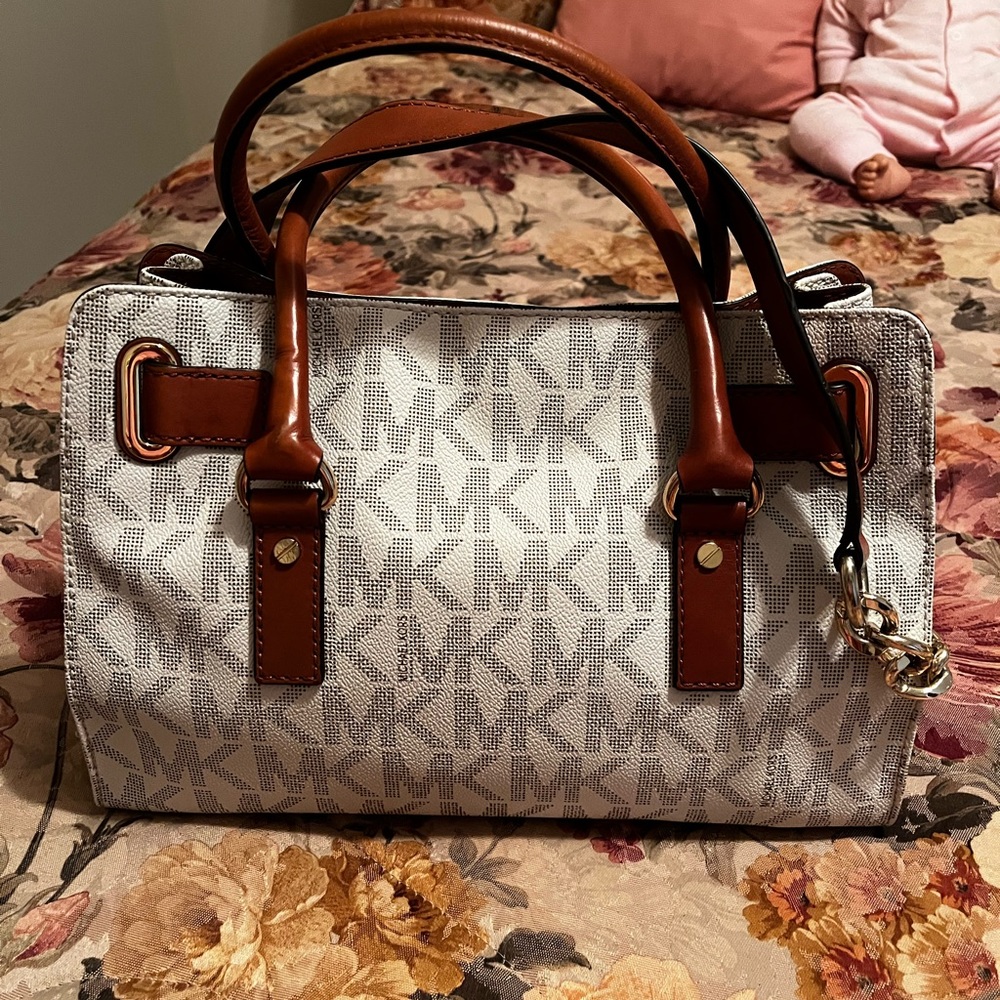 Michael Kors Signature White Handbag with Snap closure - Picture 3 of 9